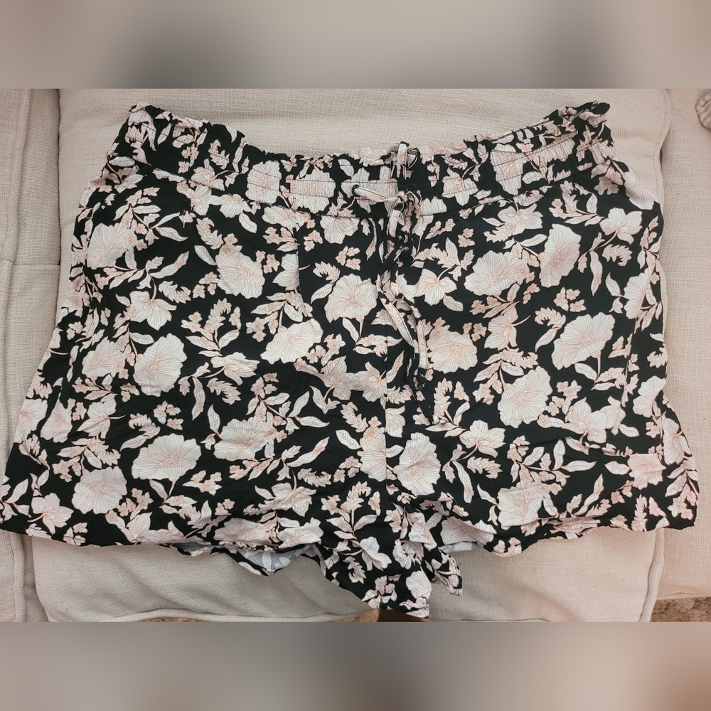Express floral print shorts L